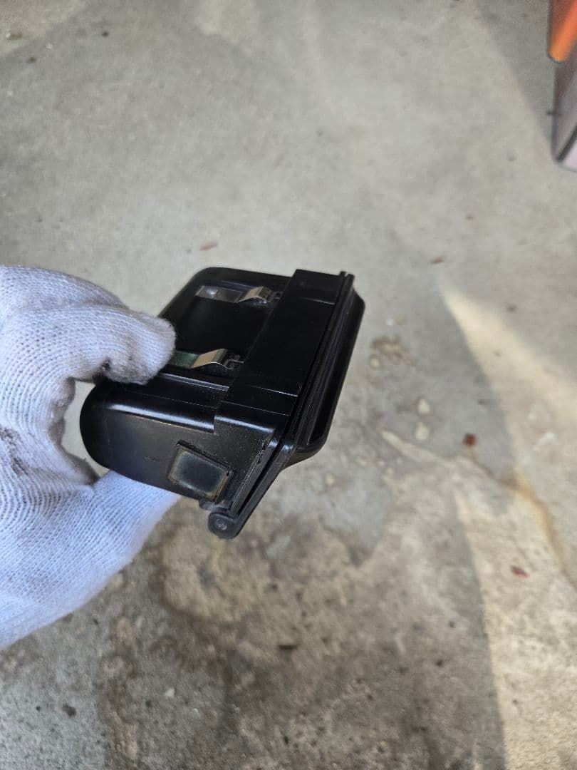 HCR32　黒のプラスチック灰皿