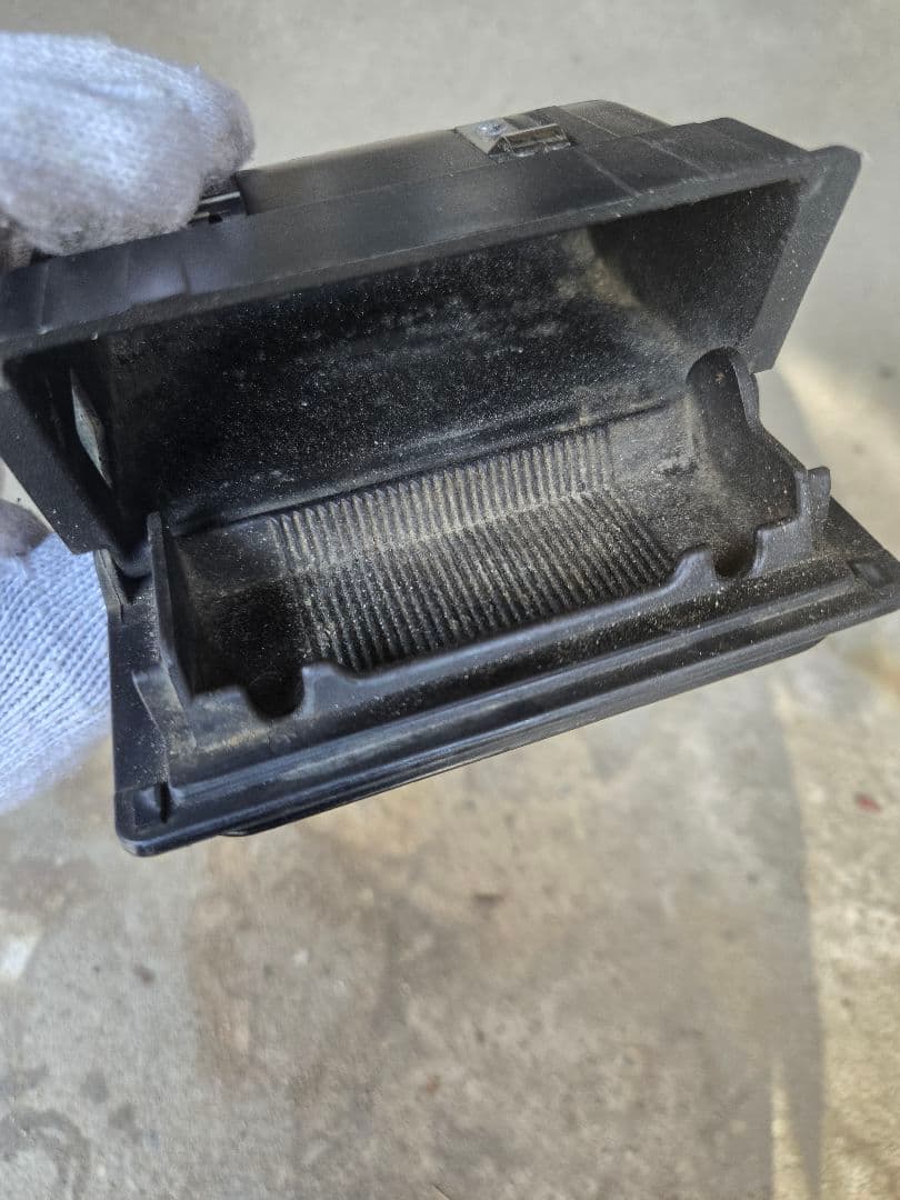 HCR32　黒のプラスチック灰皿