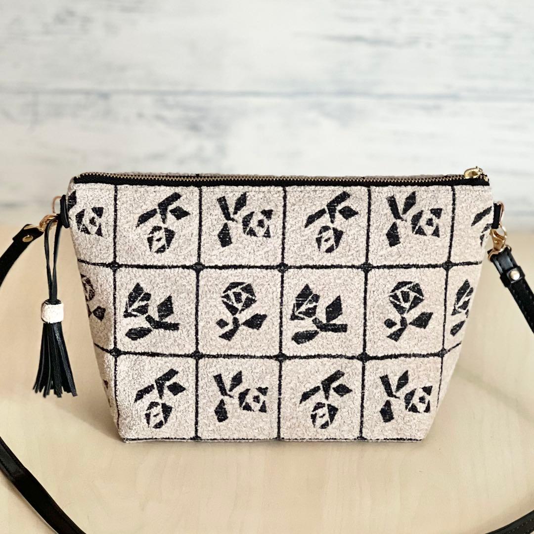 Lulu small beigeショルダーバッグMB510-091