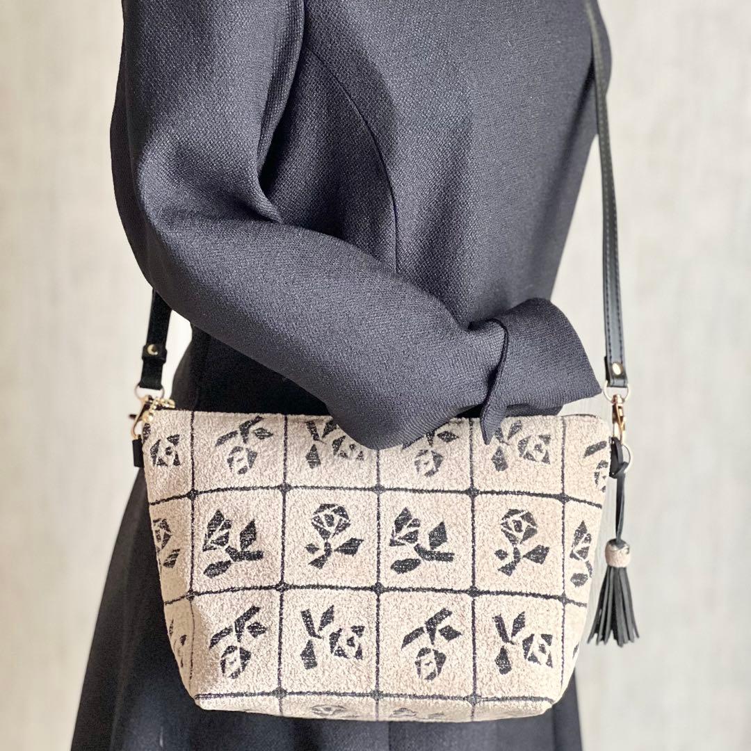 Lulu small beigeショルダーバッグMB510-091