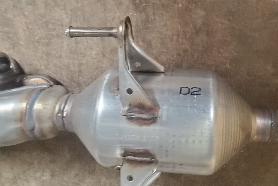 新品　純正　プリウス　50 触媒　エキゾーストパイプ　フロントパイプ 2