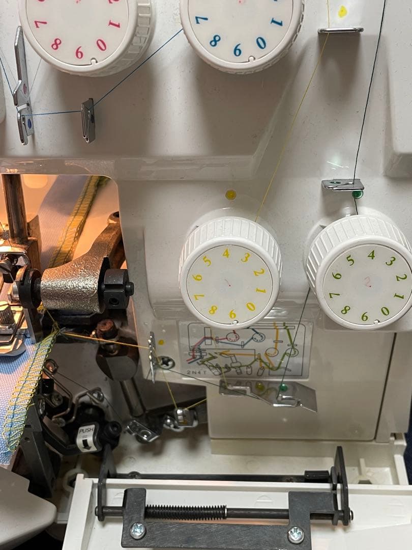 アックスヤマザキ 2本針4本糸ロックミシン　　別売り押さえ4個付き