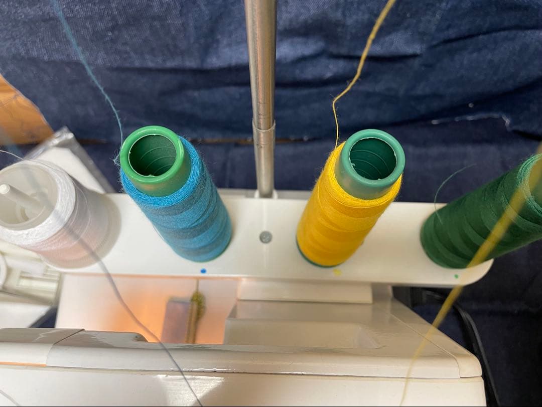 アックスヤマザキ 2本針4本糸ロックミシン　　別売り押さえ4個付き