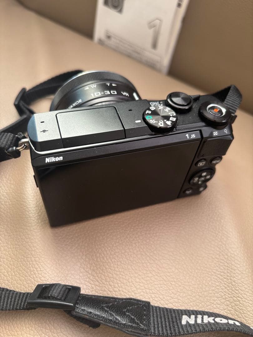 Nikon 1 J5 ミラーレス カメラ 本体と付属品 未使用品 デジカメ 一眼