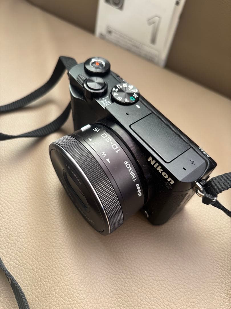 Nikon 1 J5 ミラーレス カメラ 本体と付属品 未使用品 デジカメ 一眼