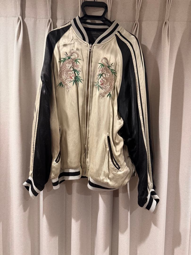 スカジャン クリーム色と黒 虎刺繍