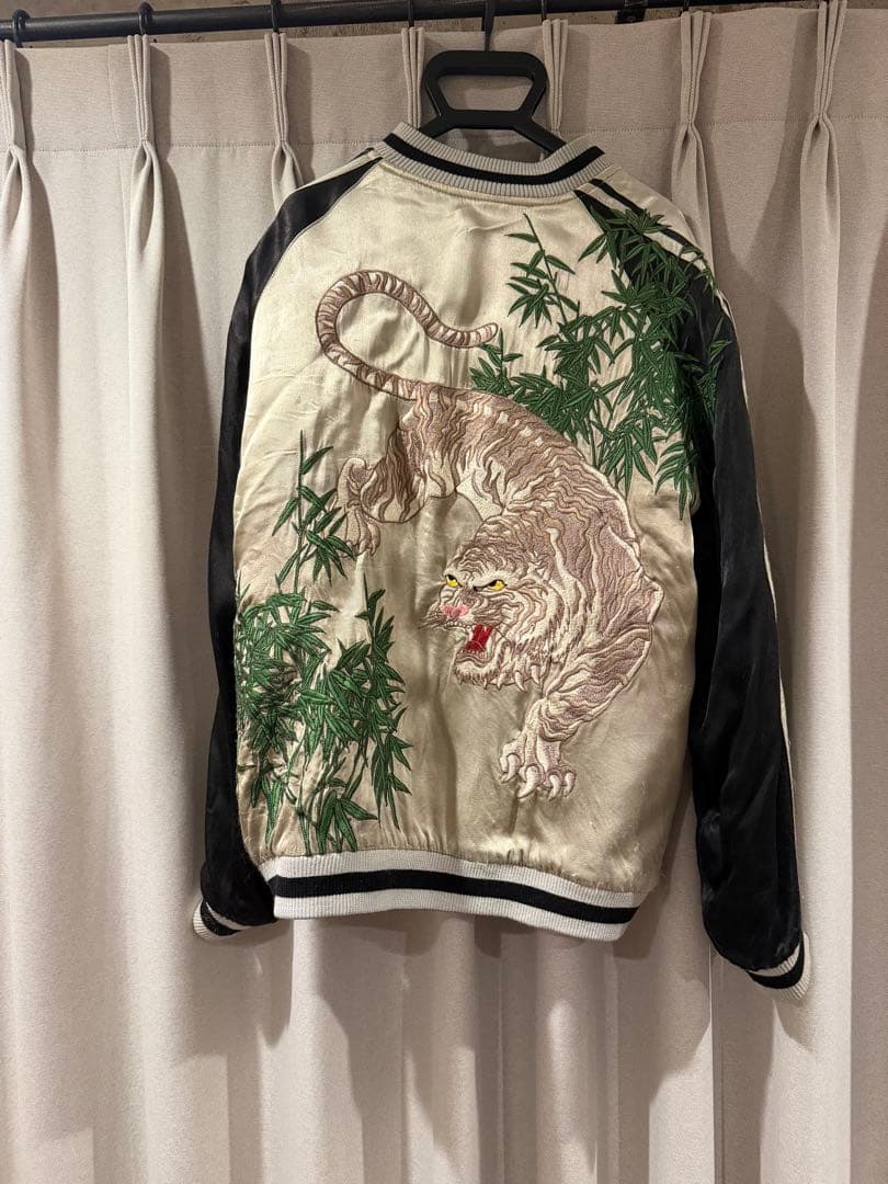 スカジャン クリーム色と黒 虎刺繍