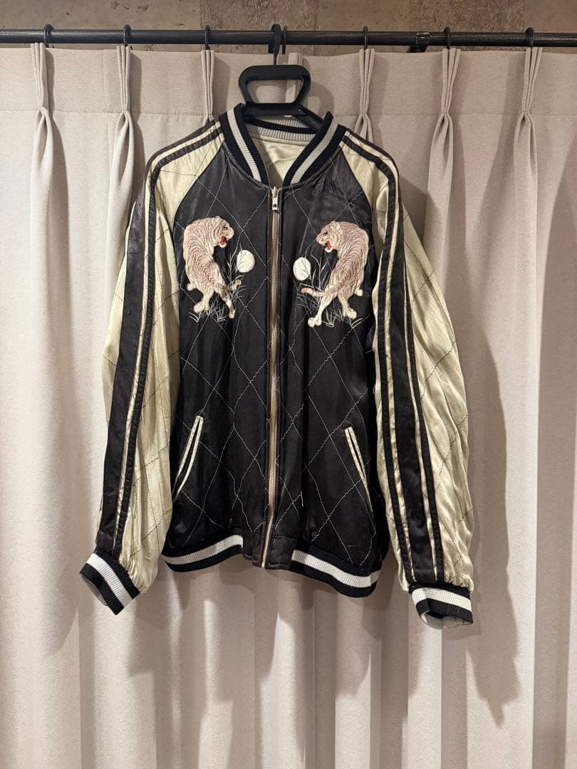 スカジャン クリーム色と黒 虎刺繍