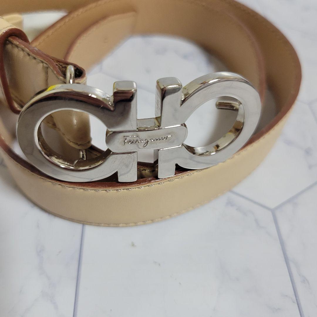 フェラガモ　ベージュ×シルバー　上品　細め　ベルト　ワンピース　ドレス　パンツ