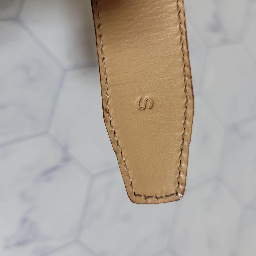 フェラガモ　ベージュ×シルバー　上品　細め　ベルト　ワンピース　ドレス　パンツ