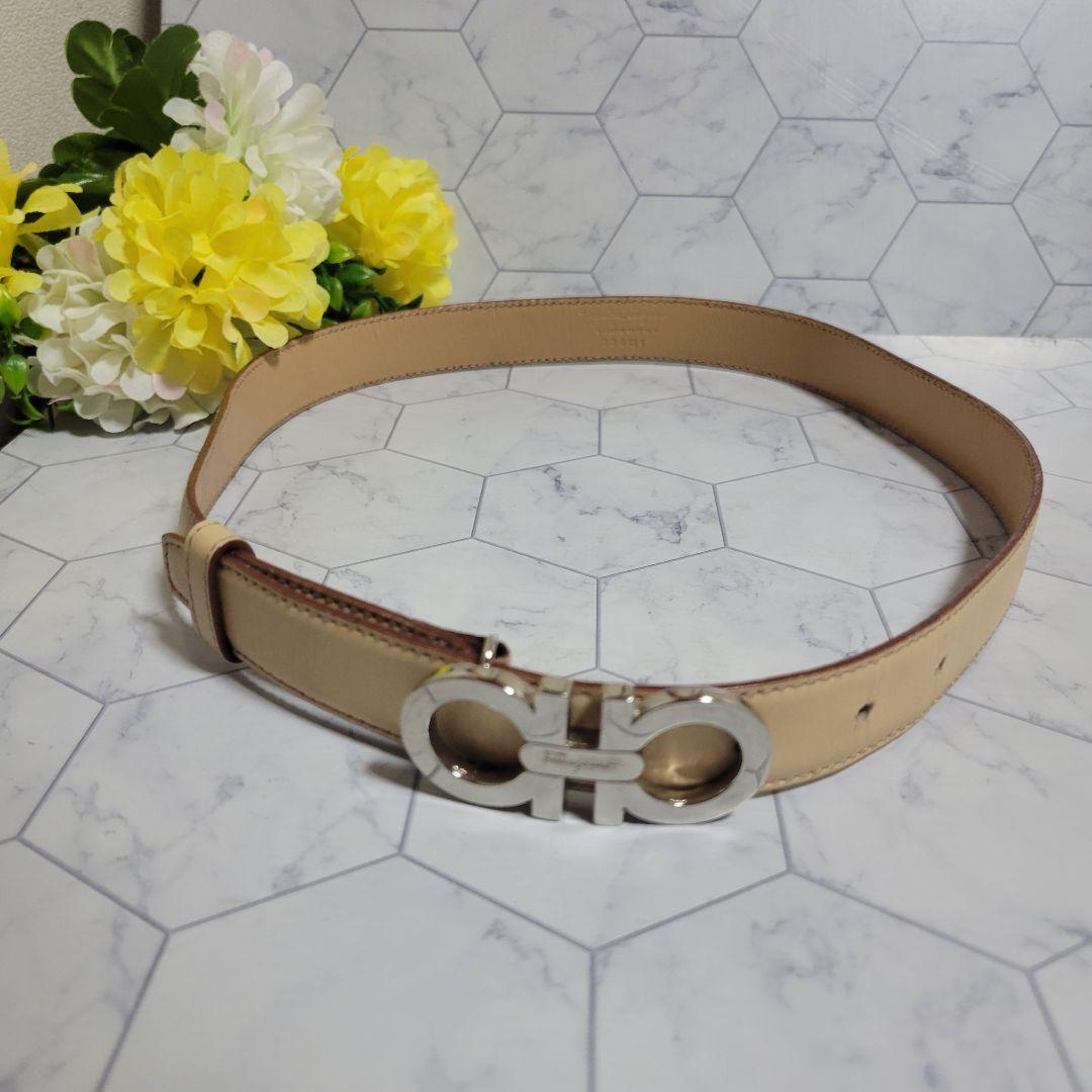 フェラガモ　ベージュ×シルバー　上品　細め　ベルト　ワンピース　ドレス　パンツ