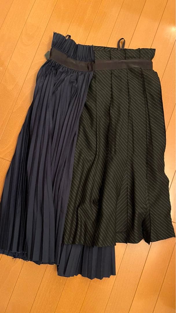 SACAI プリーツスカート 膝丈 黒　ネイビードッキング