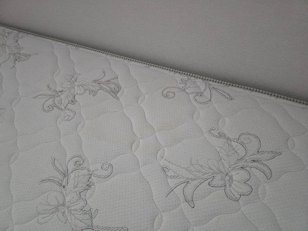 （右側）BeautyrestGoldenLuxe セミシングルマット&フレーム