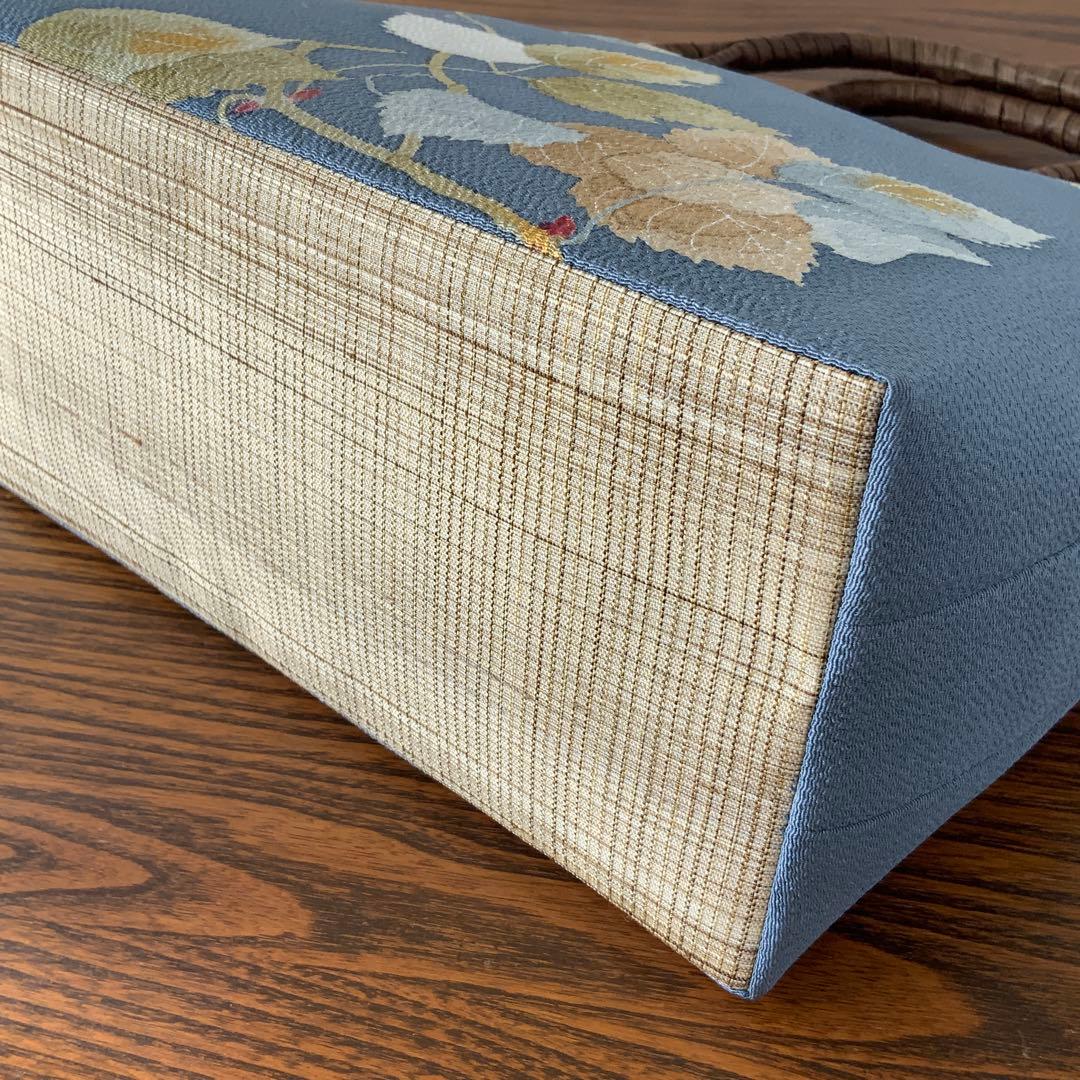 鬼しぼ縮緬　薄縹色に手描きの葉文　リメイク　胡桃皮ハンドルバッグ　浅型マチ広め