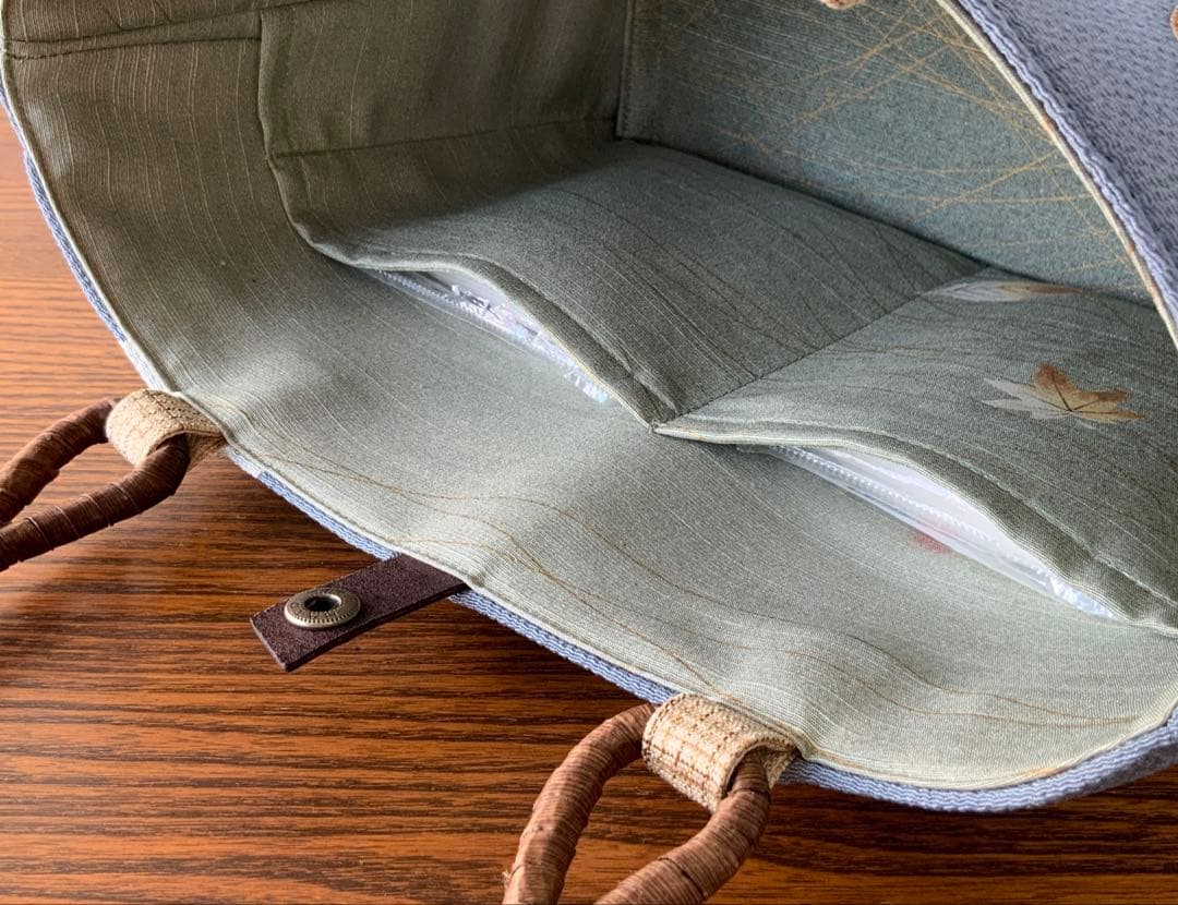 鬼しぼ縮緬　薄縹色に手描きの葉文　リメイク　胡桃皮ハンドルバッグ　浅型マチ広め