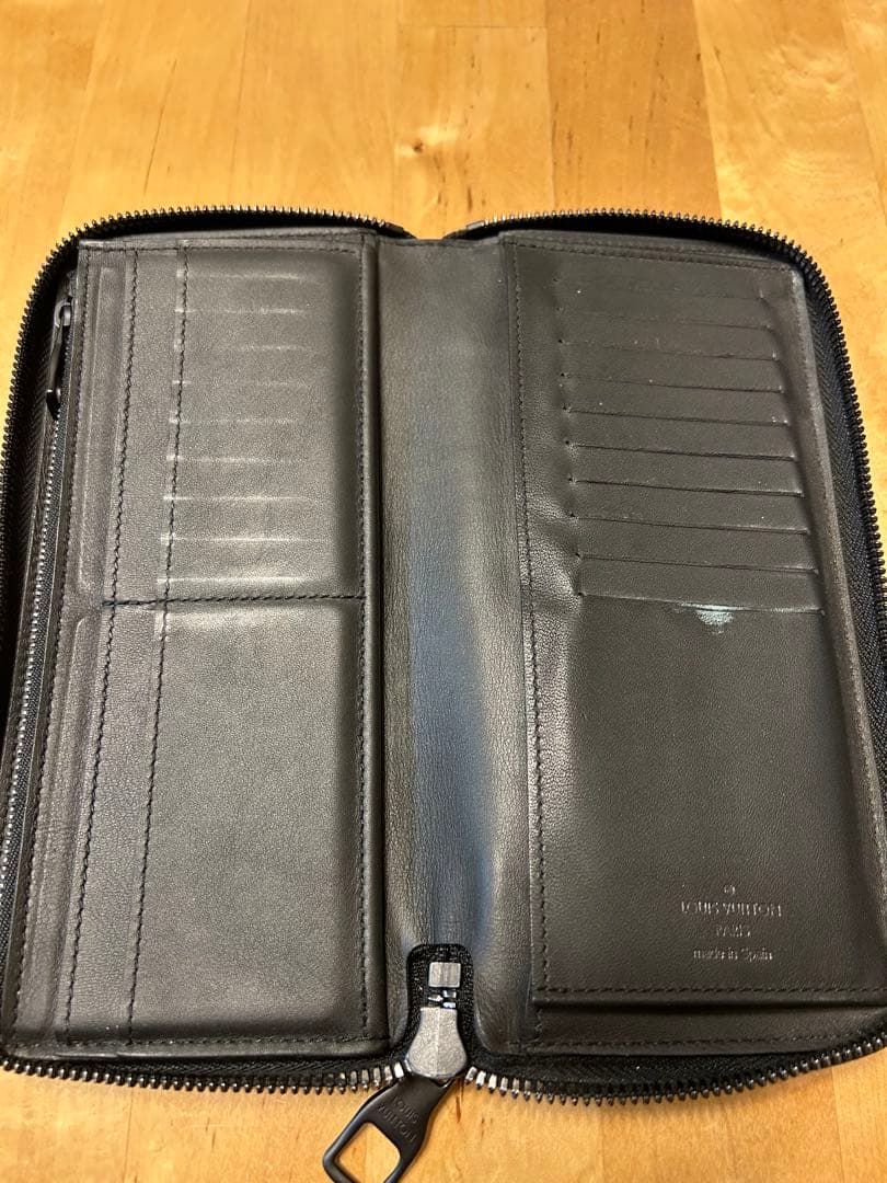 LOUIS VUITTON ブラックレザー長財布