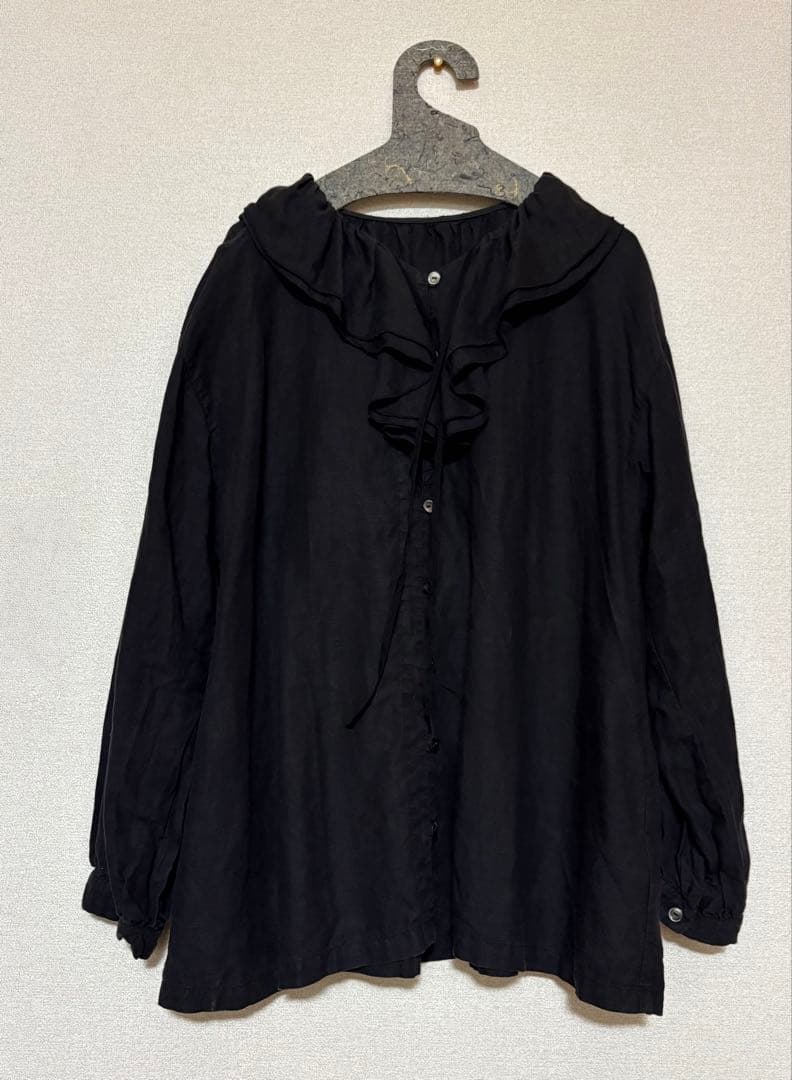 ネストローブ　ラッフルカラーブラウス