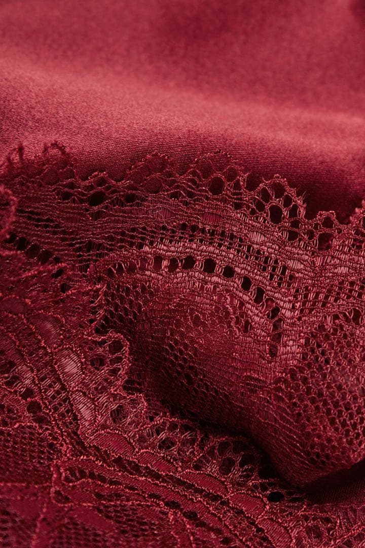 シルク＆レース キャミ・パンツ She is a Classicインティミッシミ