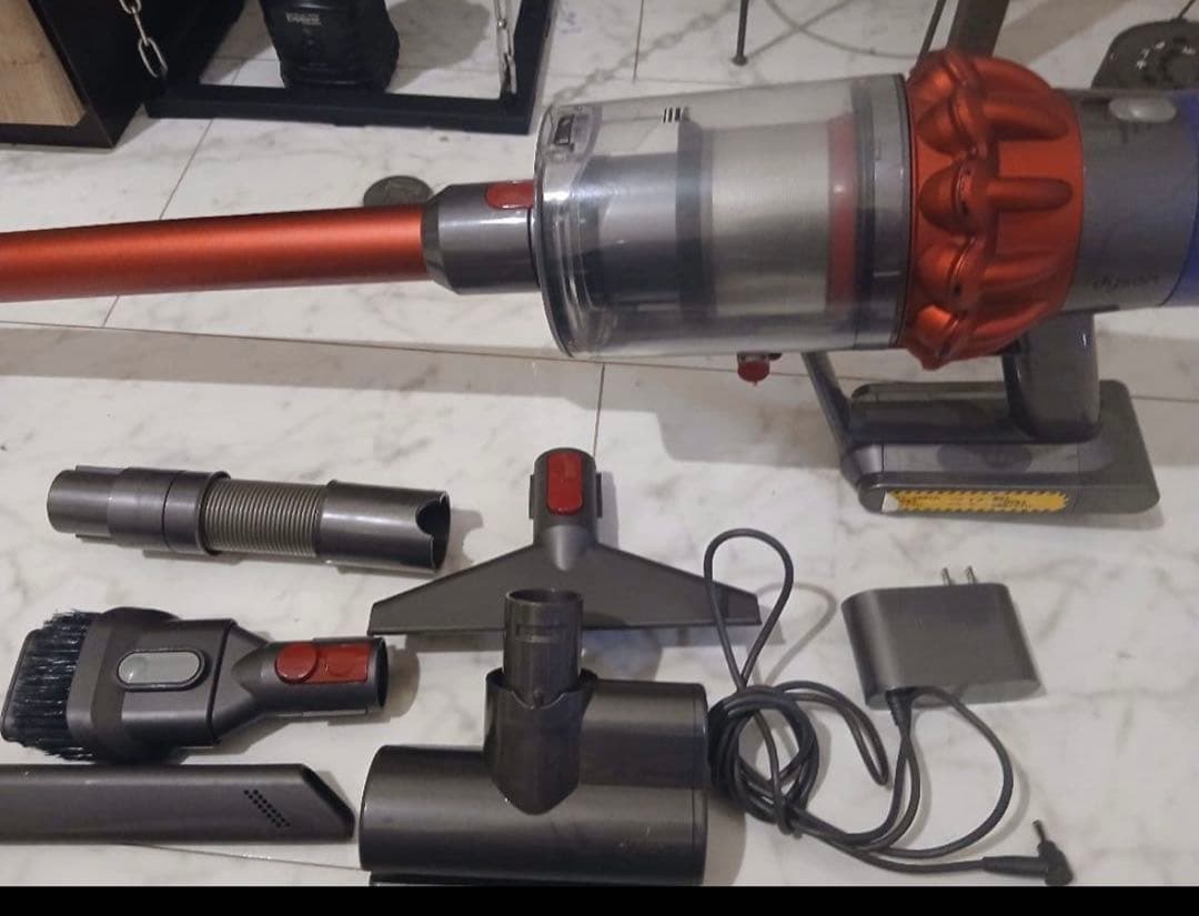 Dyson V10 SV12 レッド Fluffyヘッド付 付属品多数 動作良好