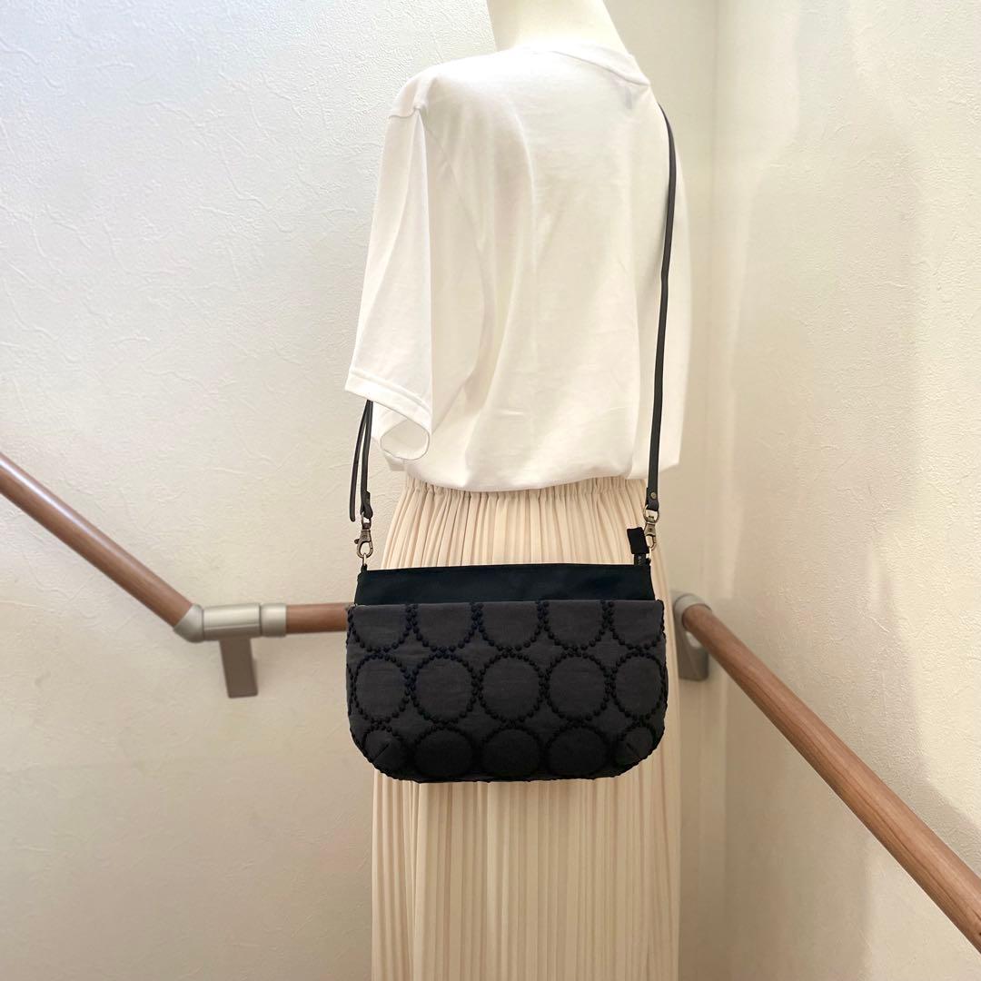 ⚮̈ミナペルホネン　tambourine charcoal ドラポケショルダー