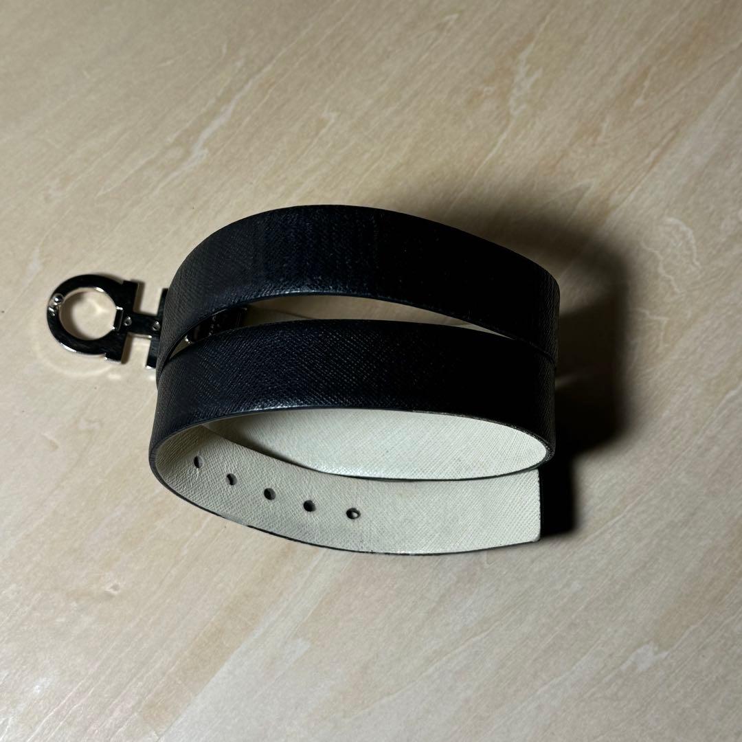 フェラガモ　リバーシブルレザーベルト　ブラック/アイボリー