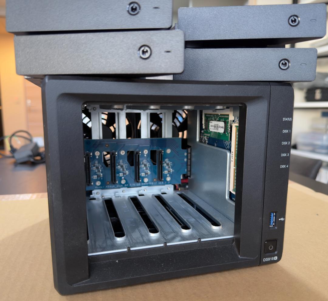 Synology DS918+ 4ベイ NAS 純正8GBメモリ 箱あり