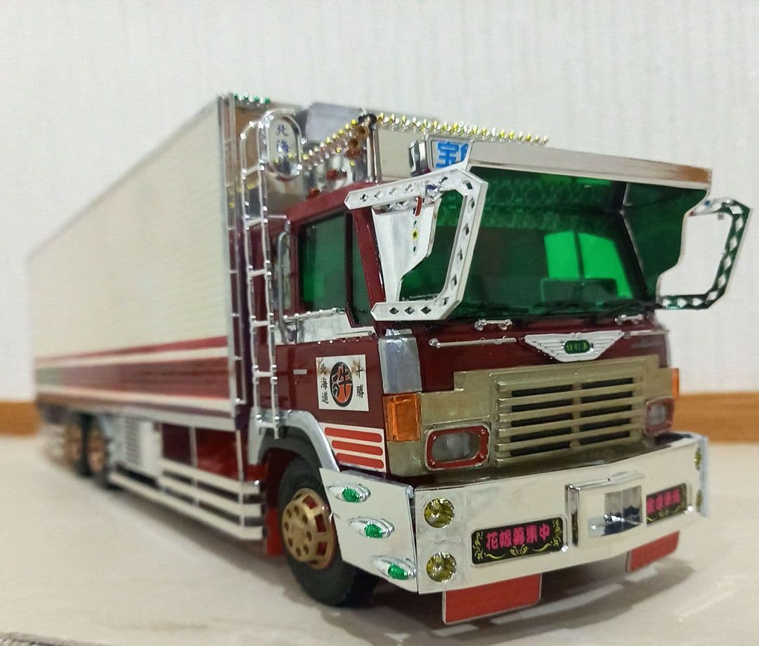 アオシマ1/32　デコトラプラモデル完成品 日野スーパードルフィン