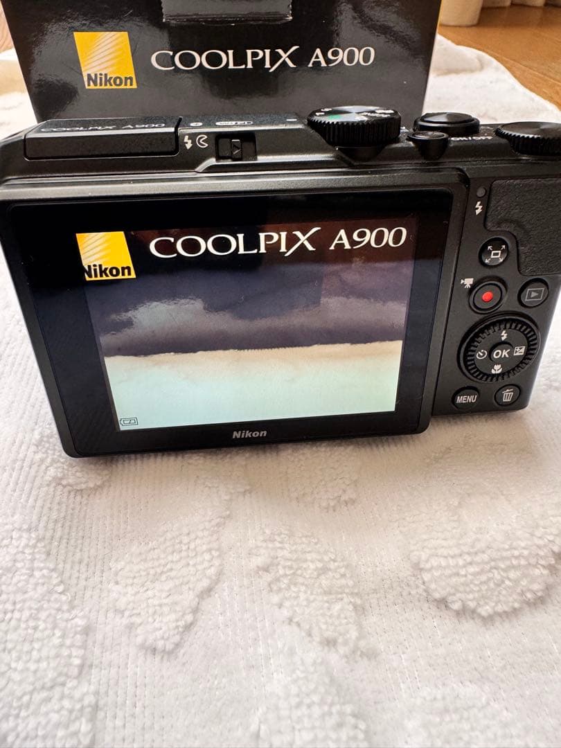 Nikon COOLPIX A900 本体と付属品