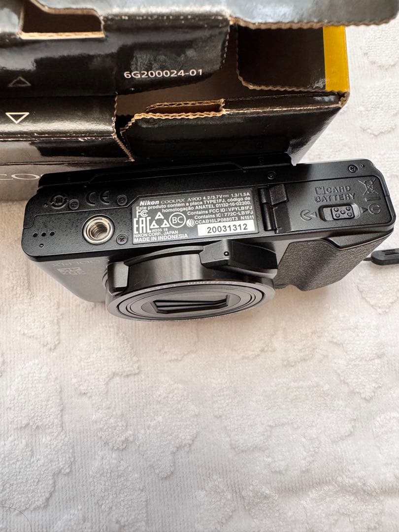 Nikon COOLPIX A900 本体と付属品