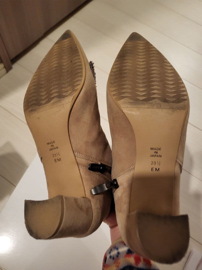 Chanel ビジュー付きベージュブーティ