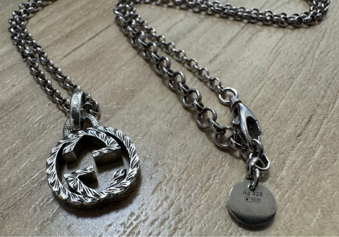 GUCCI グッチ シルバー ロゴペンダント ネックレス