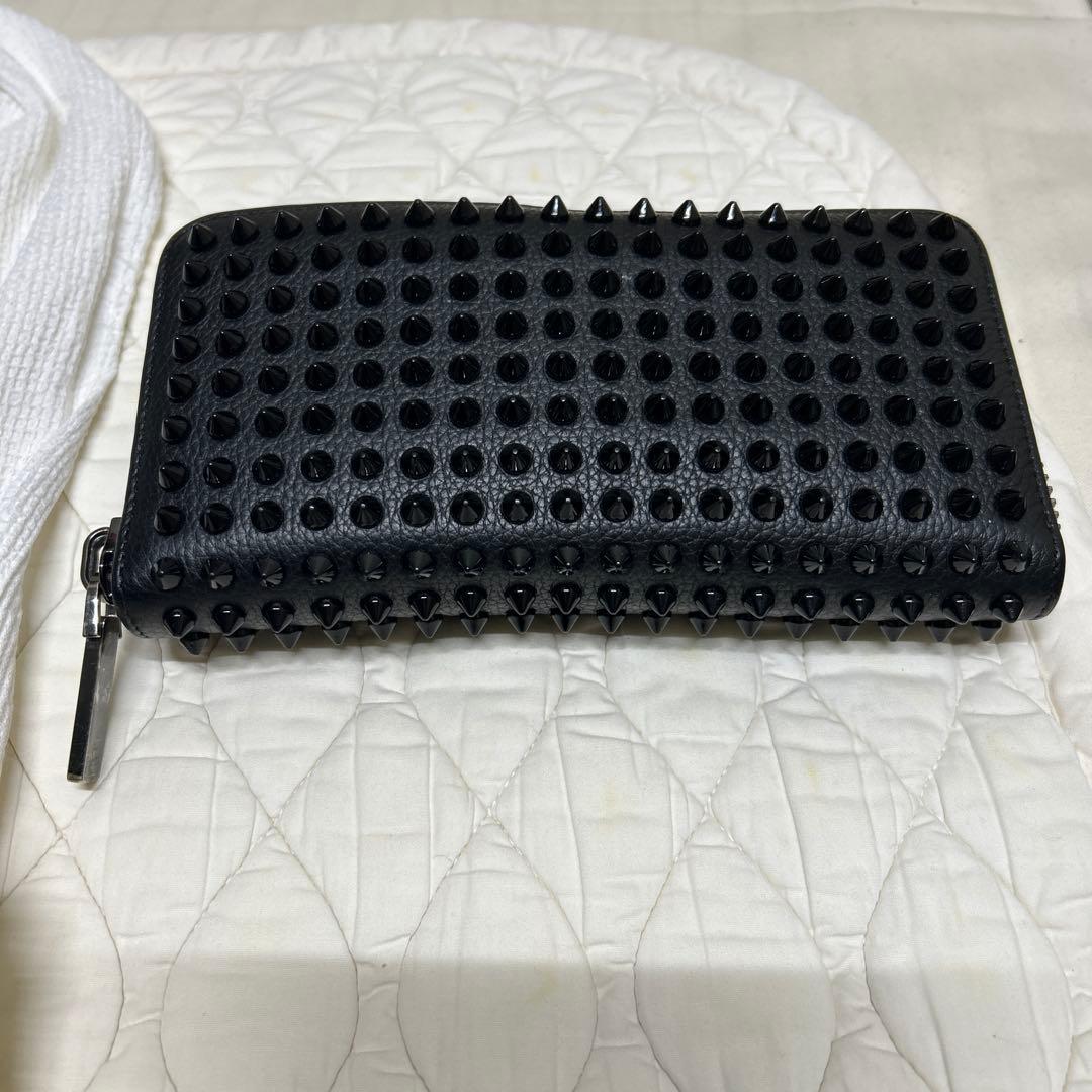 黒 スタッズ付き レザー長財布