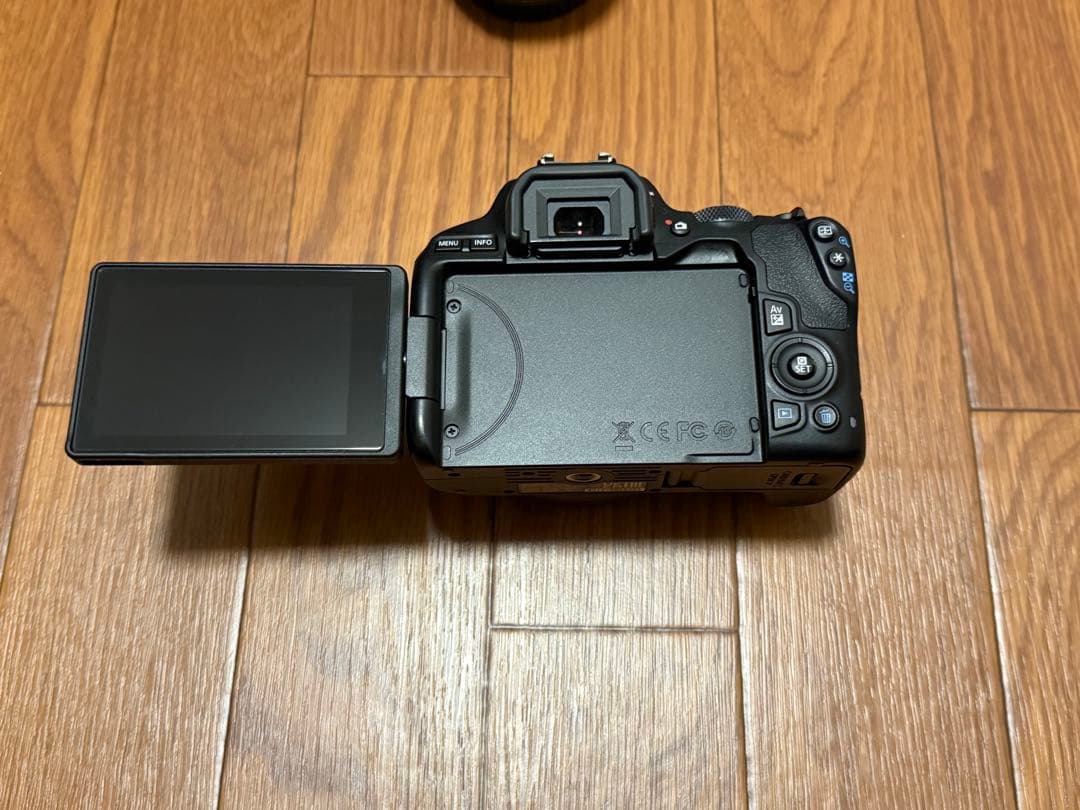 Canon EOS Kiss X10 ズームレンズキット+ 50mm単焦点レンズ