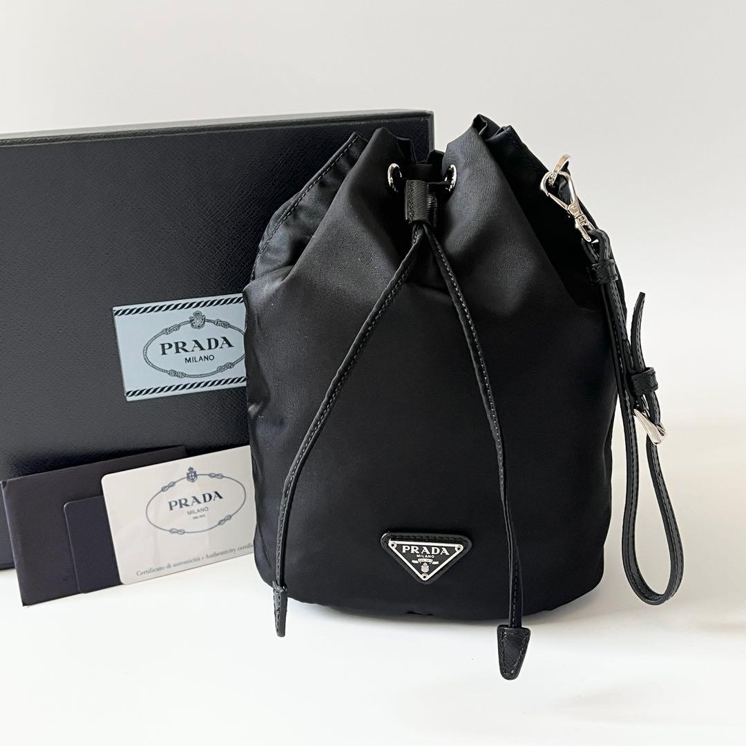 プラダ　巾着ポーチ　トライアングルロゴ　ナイロン　レザー　ブラック　ユニセックス
