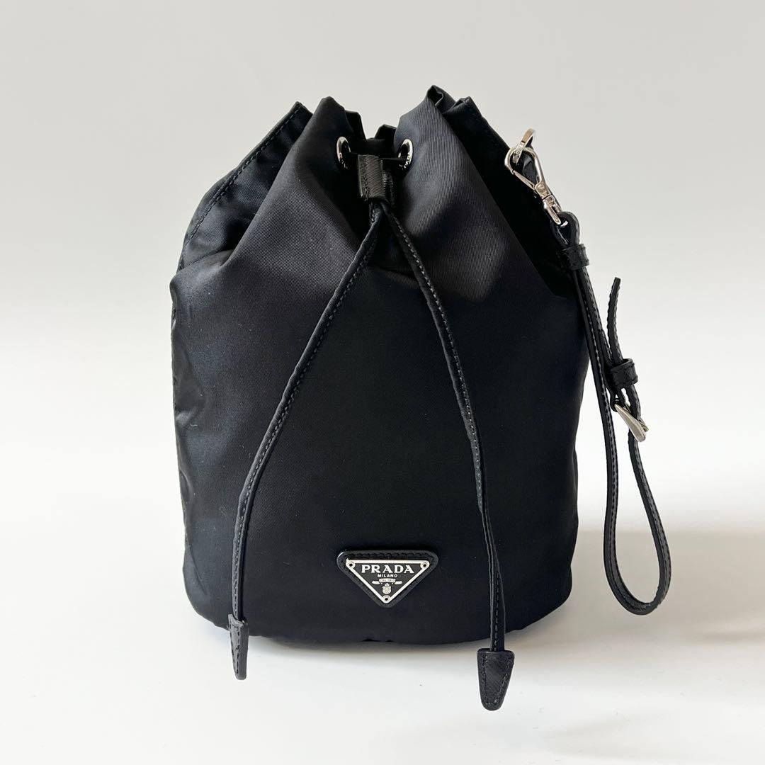 プラダ　巾着ポーチ　トライアングルロゴ　ナイロン　レザー　ブラック　ユニセックス