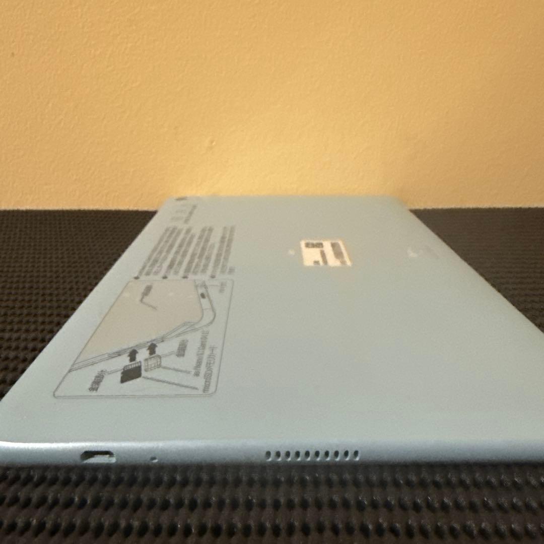 J22ほぼ新品　Android　タブレット　Qua tab 02 本体