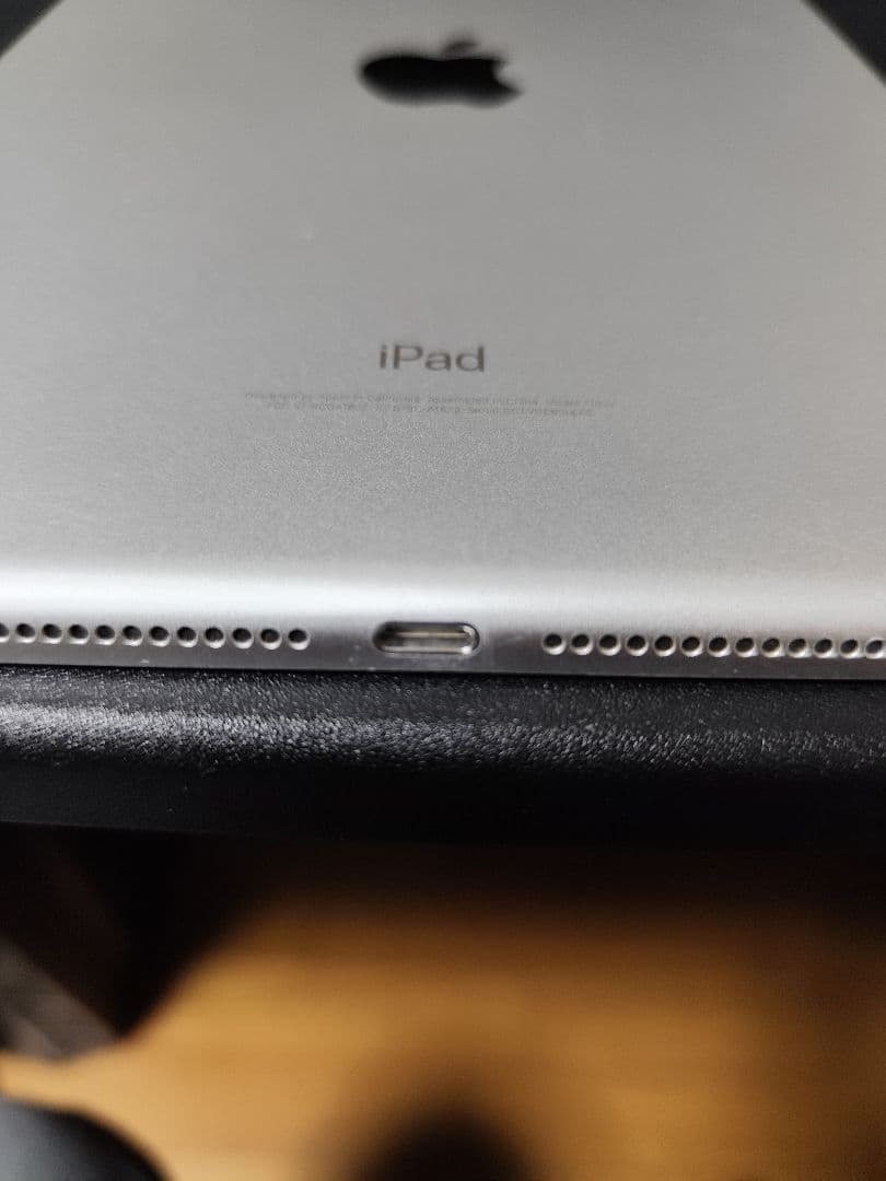 【美品】iPad 第5世代 32GB シルバー wifiモデル　おまけつき