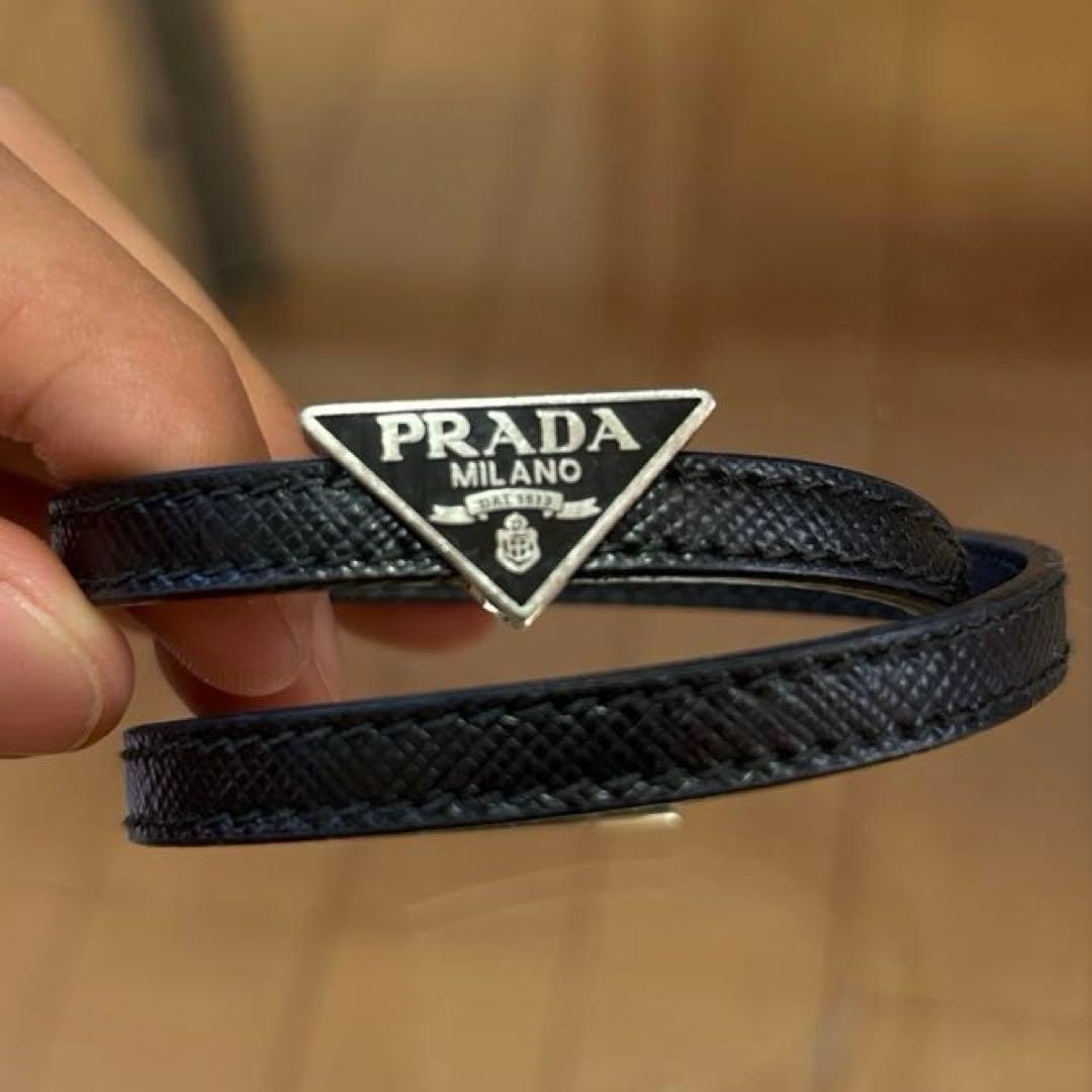 PRADA サフィアーノ レザー ブレスレット ブラック プレートロゴ