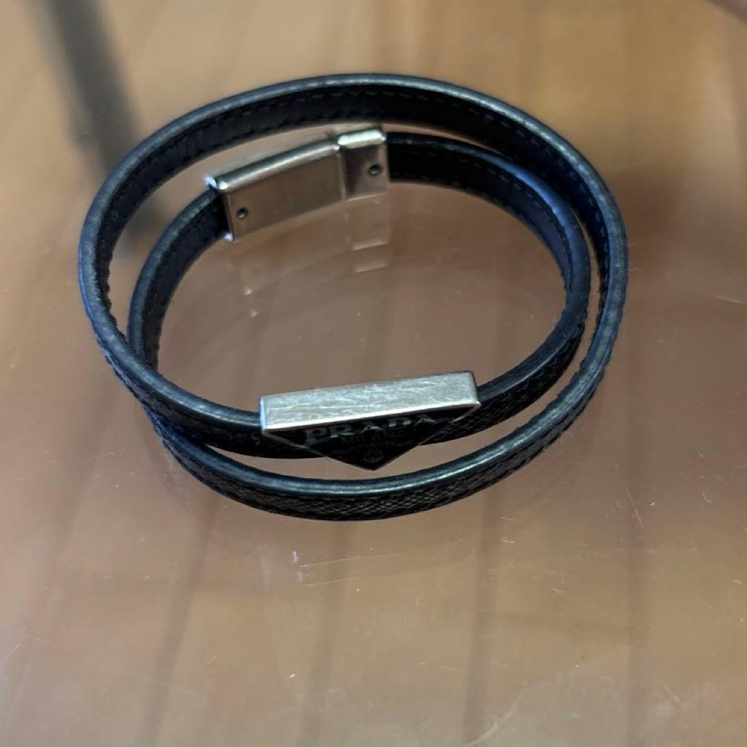 PRADA サフィアーノ レザー ブレスレット ブラック プレートロゴ