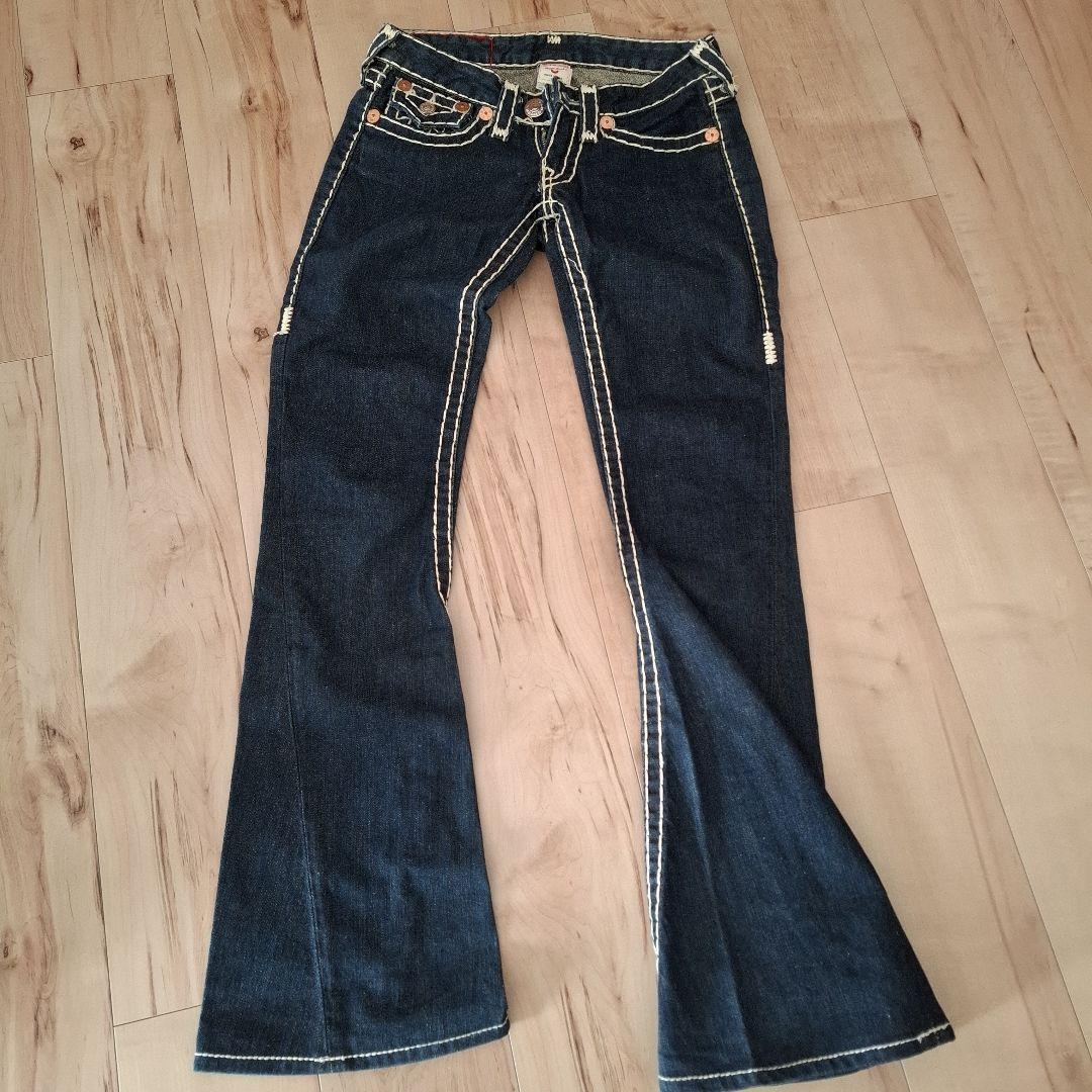 トゥルーレリジョン　ブーツカットデニム・ホワイトステッチダークブルー