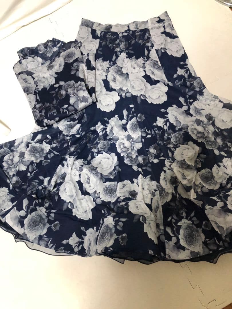 社交ダンスレッスン着パーティ。レイリーナ花柄紺色セットアップドレス