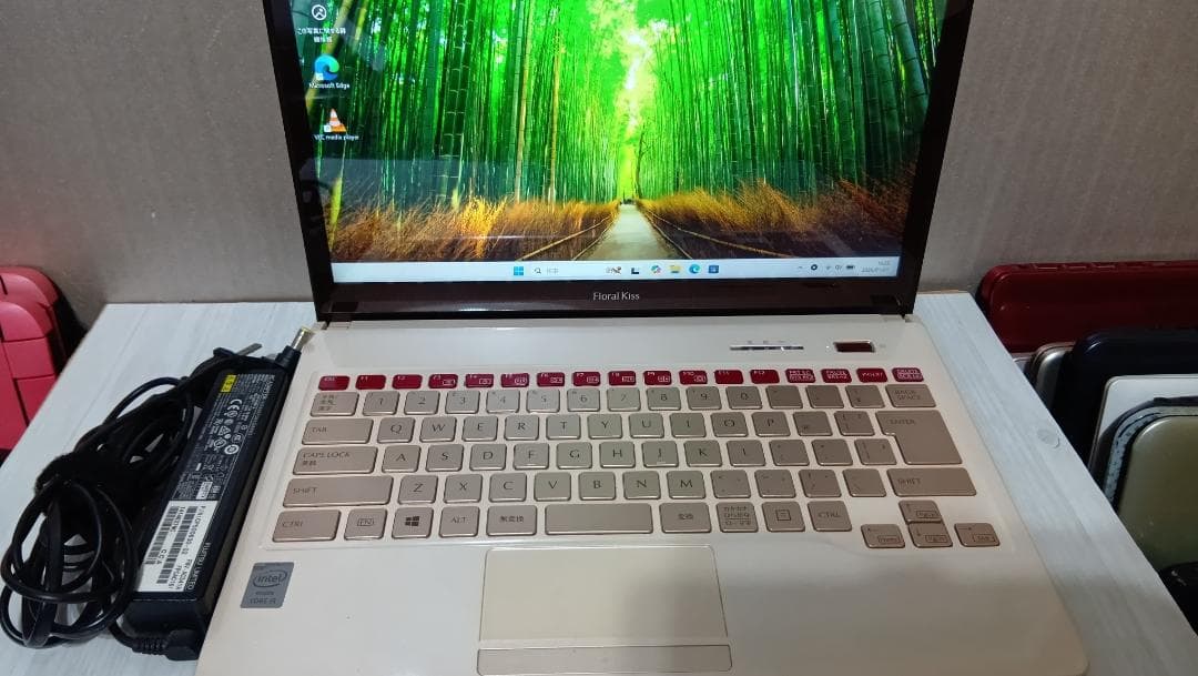 Fujitsu Floral Kiss 4世代i5 バイカラー　おしゃれ