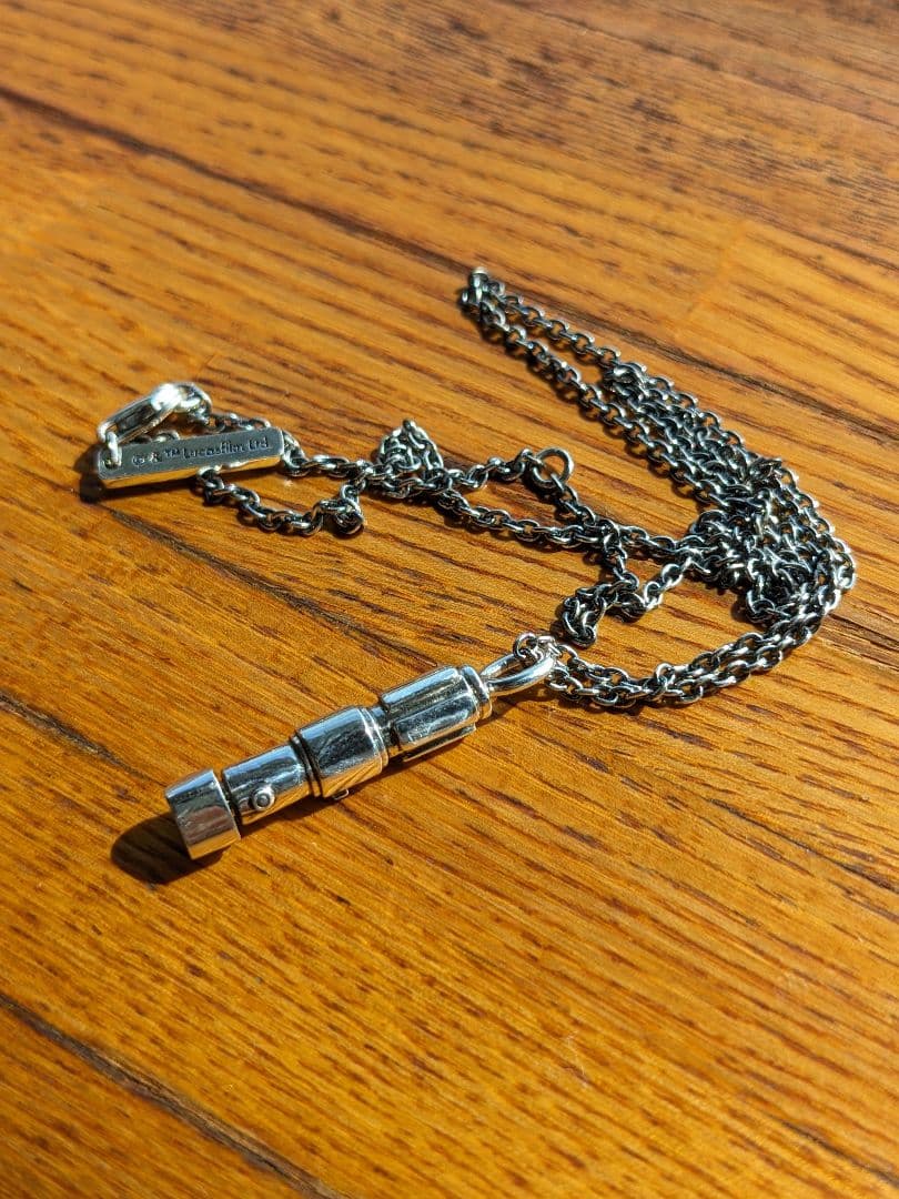 美品 スターウォーズ ライトセイバー ペンダント