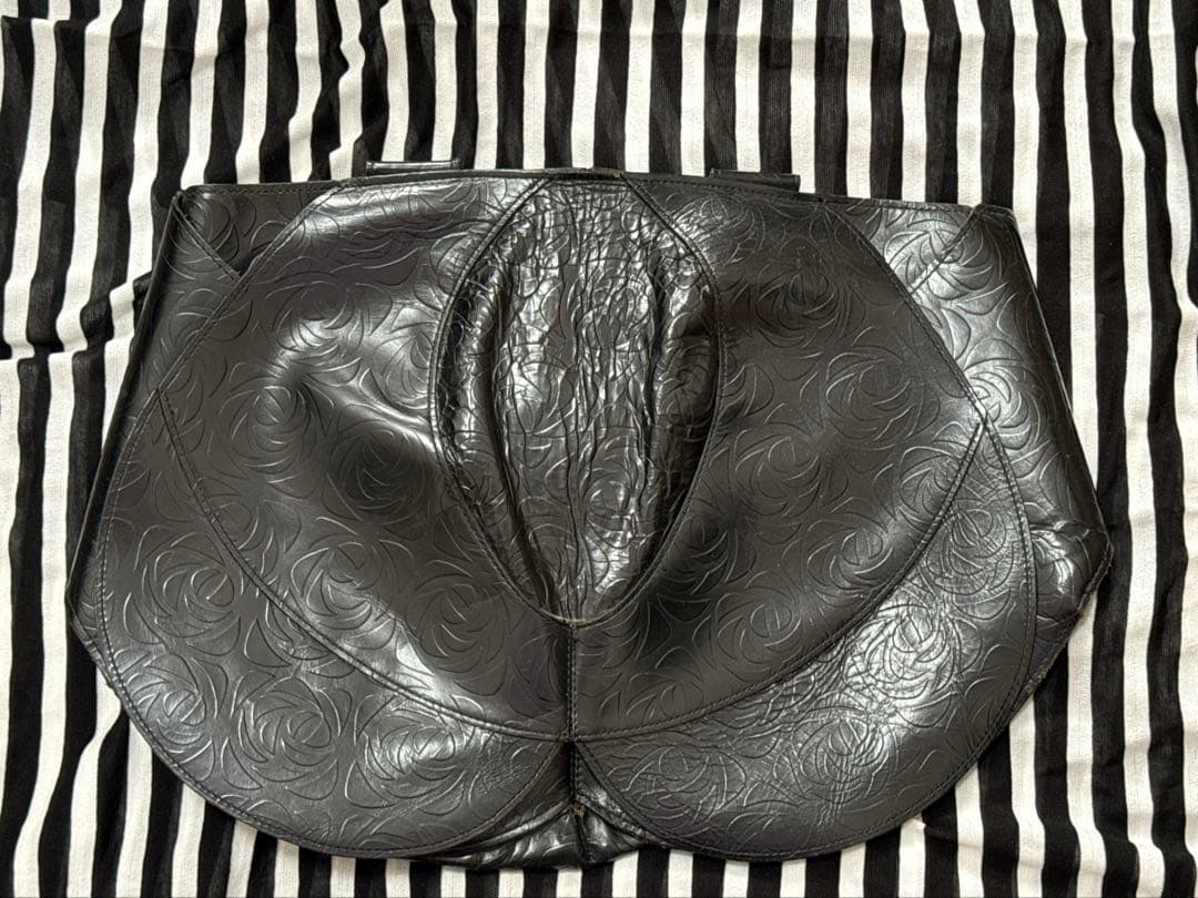 難アリ 本革 beauty:beast ビューティビースト 薔薇型押しバッグ 黒