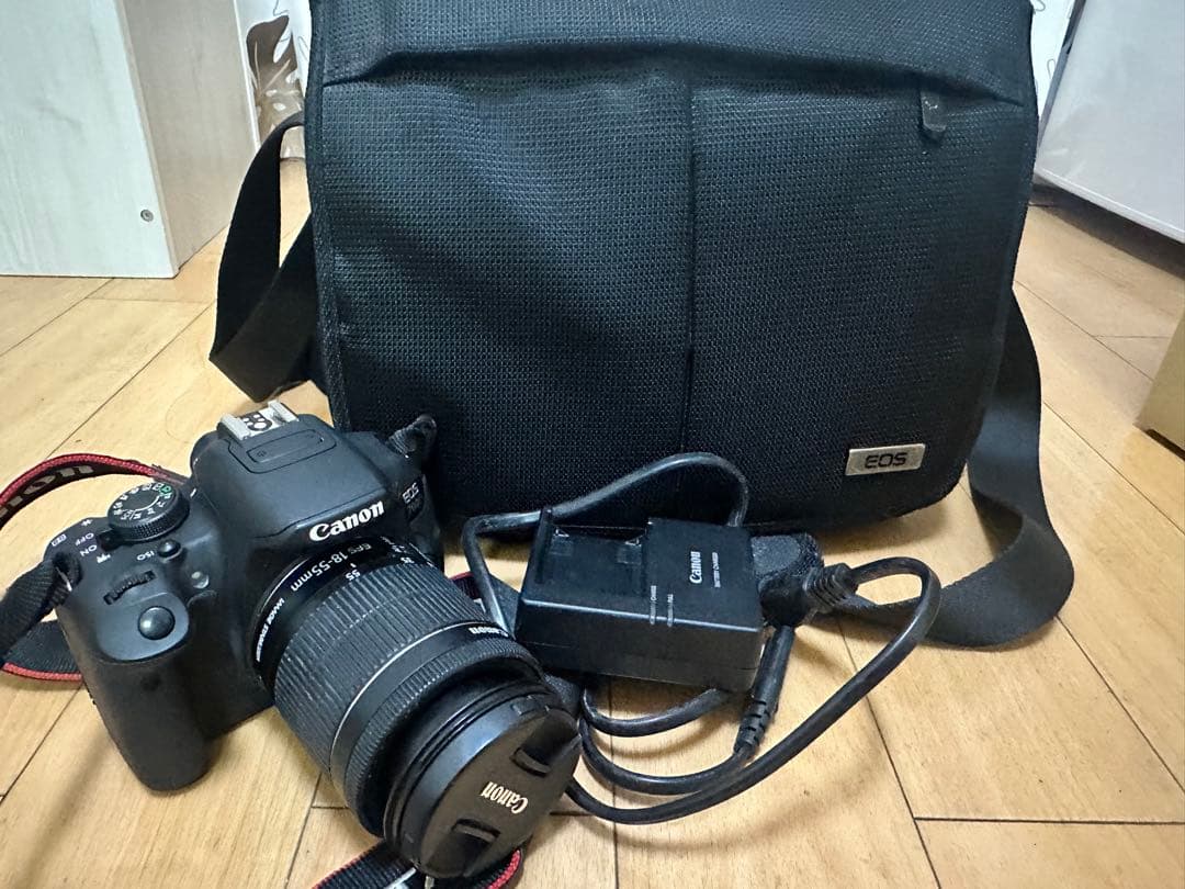 Canon EOS 700D デジタル一眼レフカメラ。バッテリーと充電器付属