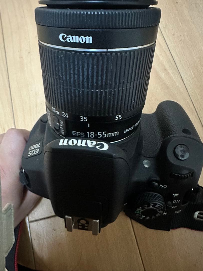 Canon EOS 700D デジタル一眼レフカメラ。バッテリーと充電器付属