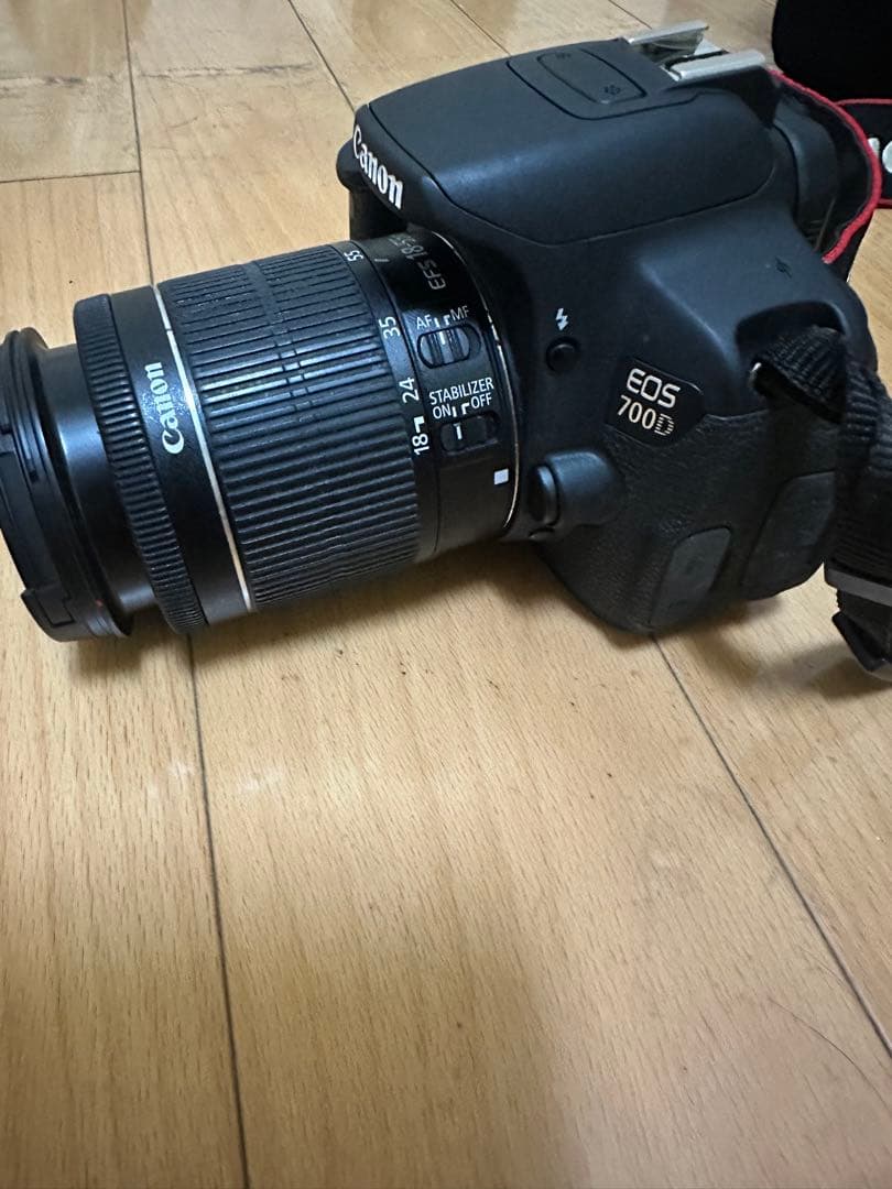 Canon EOS 700D デジタル一眼レフカメラ。バッテリーと充電器付属