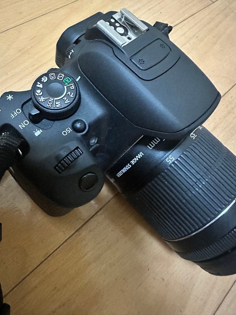 Canon EOS 700D デジタル一眼レフカメラ。バッテリーと充電器付属