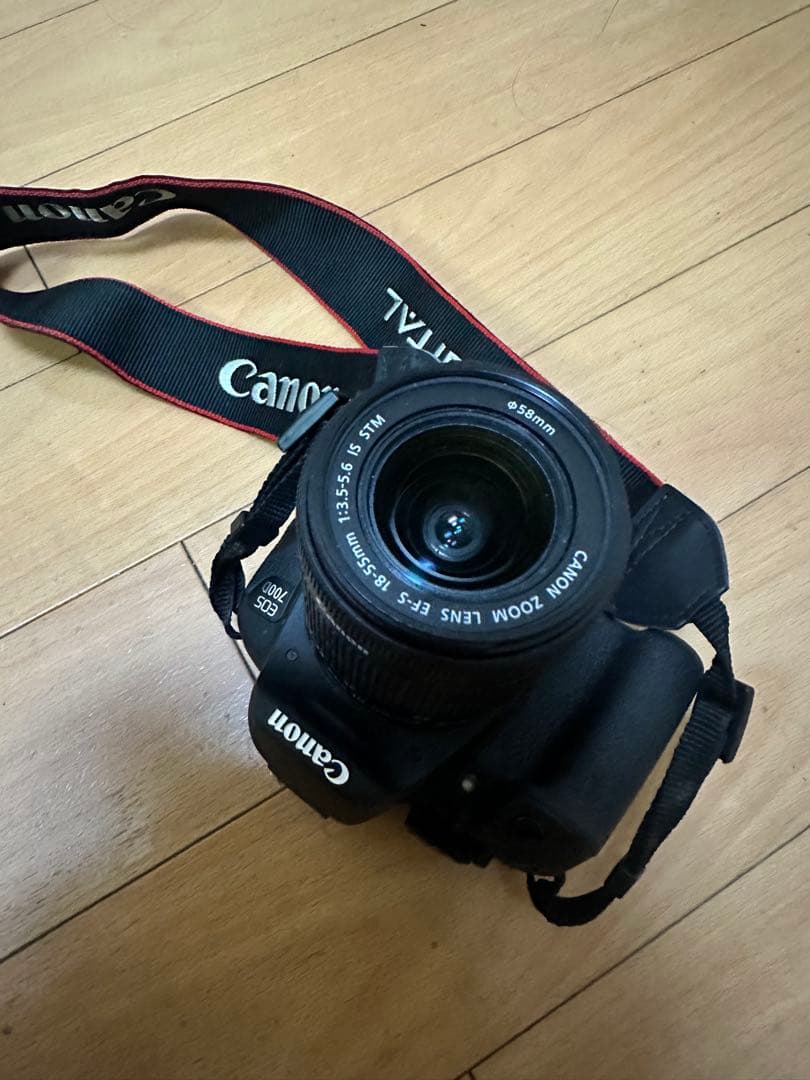 Canon EOS 700D デジタル一眼レフカメラ。バッテリーと充電器付属