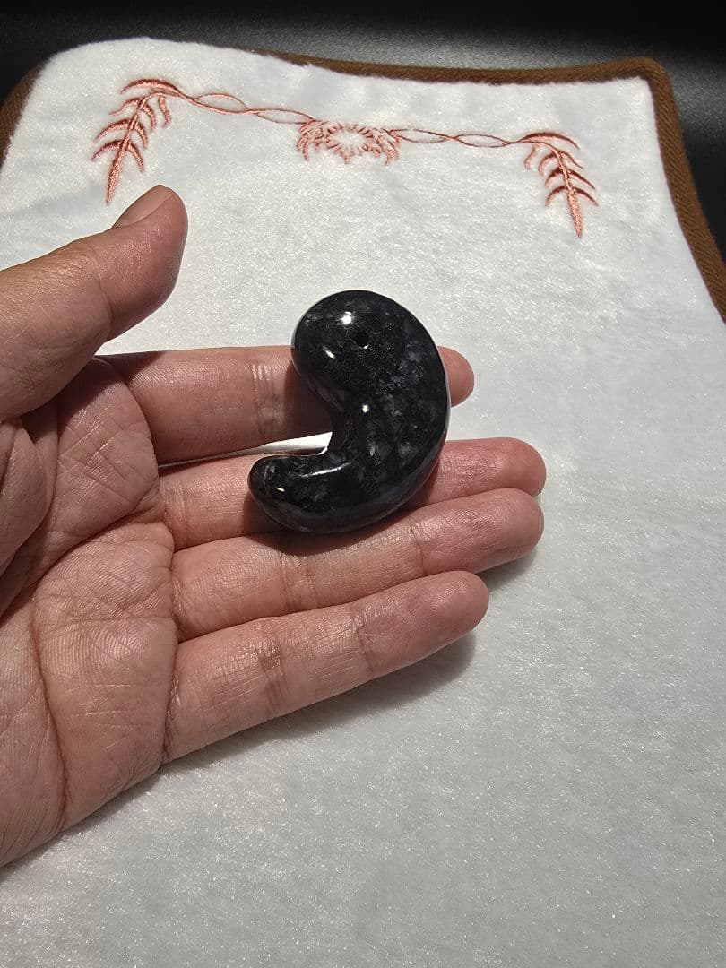 2 黒翡翠　天然　翡翠　大型　勾玉　天然石　レア物　ヒスイ　天然石　鉱物　勾玉